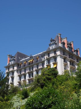 İsviçre 'nin Montreux şehrindeki lüks otel ve bahçe - dikey