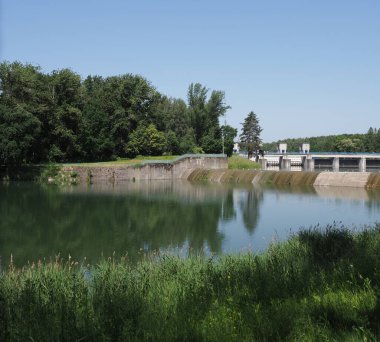 Polonya 'da Goczalkowice' daki gölet sularına baraj binaları yansıdı