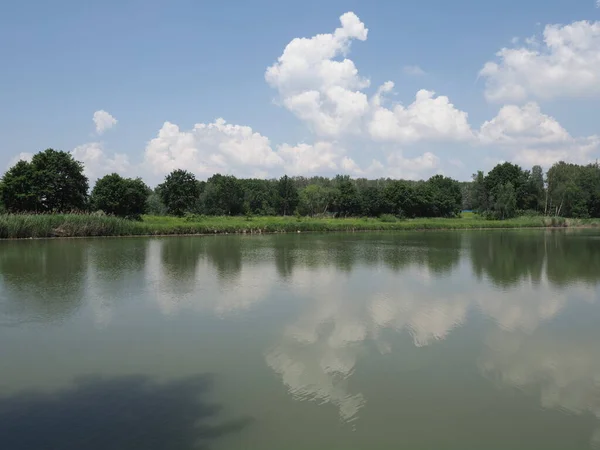 Landschap weerspiegeld in het water van het meer in Goczalkowice, Polen — Stockfoto