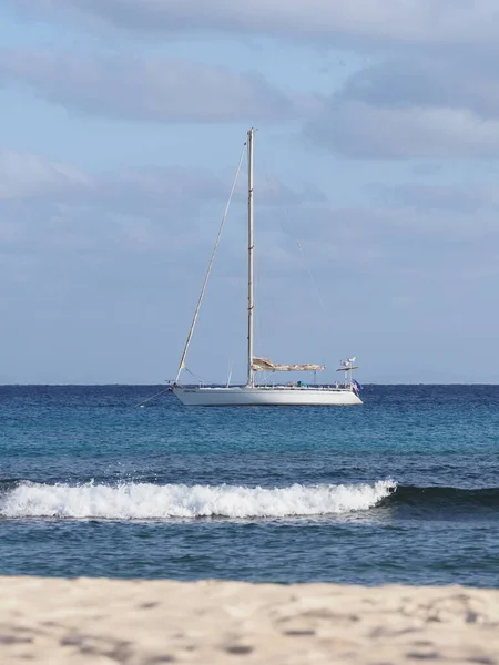 Yacht and wave of Atlantic Ocean at Sal island, Cape Verde - vertical — Stock Photo, Image