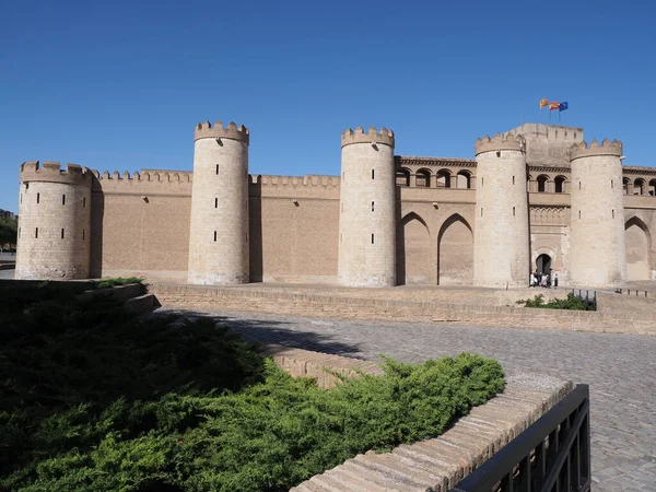 Palácio Aljaferia Cidade Europeia Saragossa Distrito Aragon Espanha Céu Azul — Fotografia de Stock