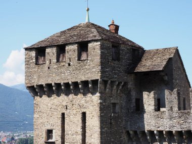 Avrupa 'nın Bellinzona şehrindeki Montebello şatosunun taş kuleleri İsviçre' nin Ticino kantonunun başkenti, 2017 'de güneşli bir yaz günü açık mavi gökyüzü..