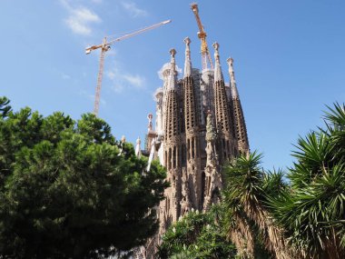 BARCELONA, SPAIN SEPTEMBER 2019: Sagrada Familia 'nın anıtsal katedrali Avrupa' nın Katalonya bölgesinde yapım aşamasında, güneşli yaz gününde açık mavi gökyüzü.