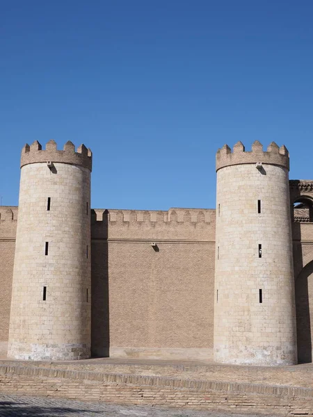 Palácio monumental na cidade de Saragossa na Espanha - vertical — Fotografia de Stock