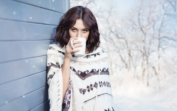 一杯のココアの暖かいウール セーターの女性 — ストック写真