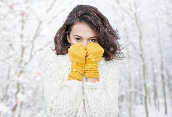 Veselá Dívka Teplé Vlněné Svetry Vystupují Proti Sněhové Vánice — Stock fotografie