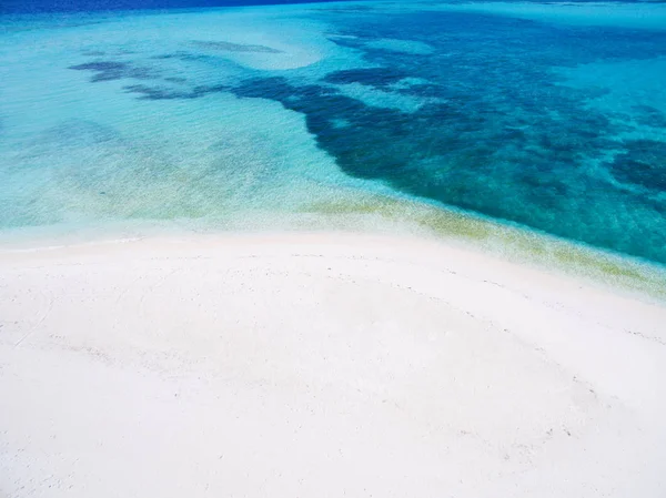 Vacker Utsikt Över Lugna Havsvatten Med Sandstrand — Stockfoto