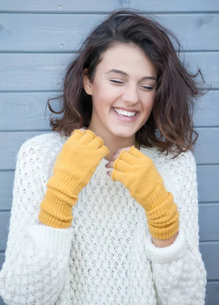 Vrolijke Jongedame Warme Wollen Trui Poseren Tegen Houten Achtergrond — Stockfoto