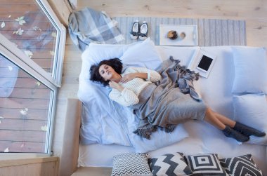 Kış günü rahat iç rahatlatıcı genç kadın