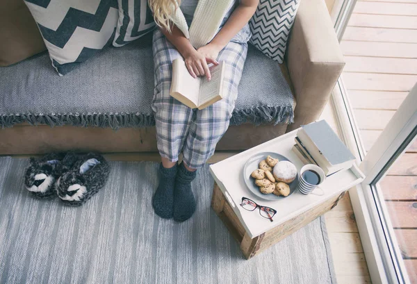 Jonge Vrouw Leesboek Koude Winterdag — Stockfoto