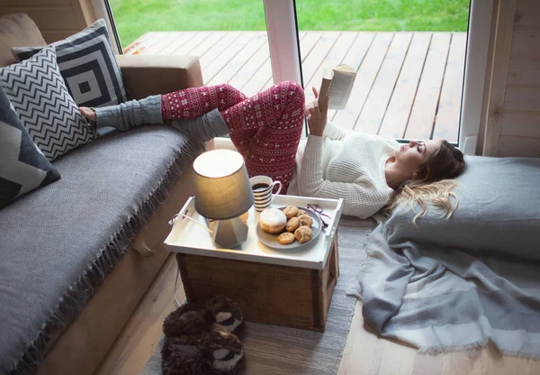 Jonge Vrouw Leesboek Koude Winterdag — Stockfoto