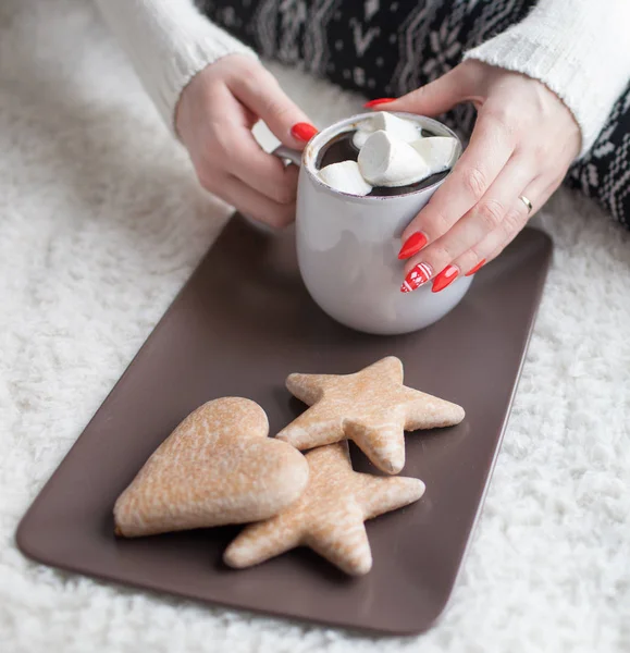 Kvinna Varm Ull Tröja Hålla Kopp Choklad — Stockfoto