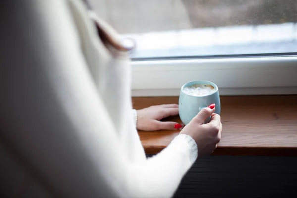 穿暖毛衣的女人拿着杯可可 — 图库照片