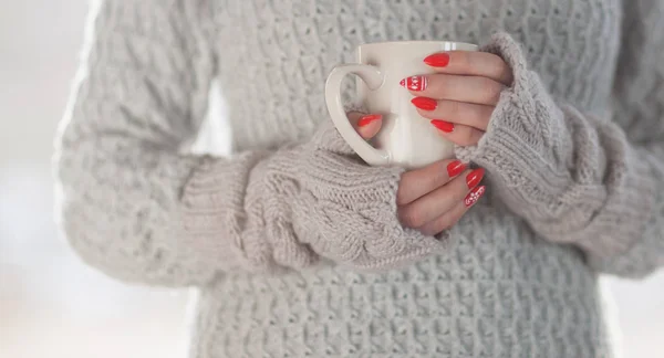 一杯のココアの暖かいウール セーターの女性 — ストック写真