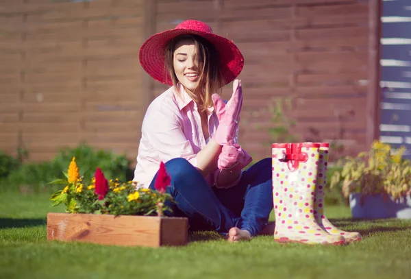 Kvinna Plantera Färgglada Blommor Trädgården — Stockfoto