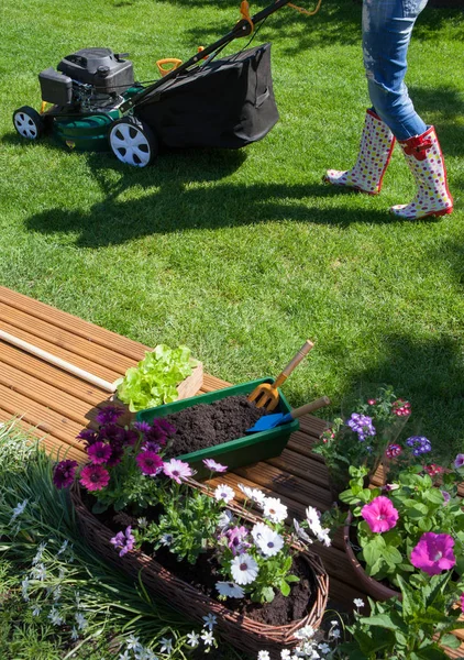 Mujer Cortando Hierba Con Cortacésped Jardín — Foto de Stock