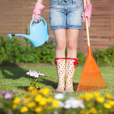 Bahçe araçları ile çalışan genç kadın 