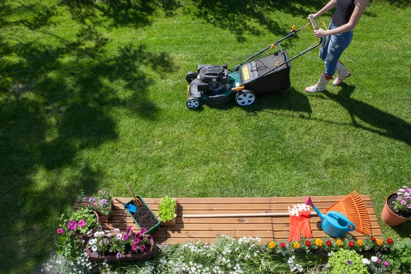 Kvinnan Klipper Gräset Med Gräsklippare Trädgården — Stockfoto