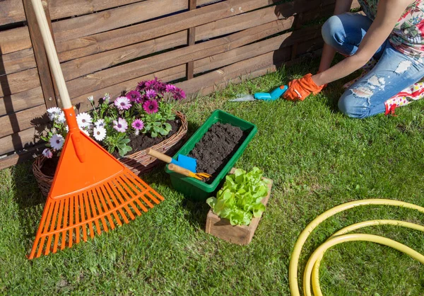 Jeune Femme Travaillant Avec Des Outils Dans Jardin — Photo