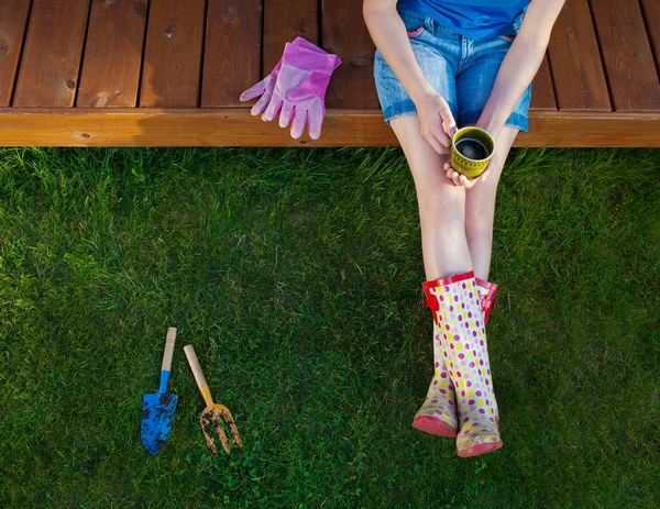 Frau Ruht Sich Nach Gartenarbeit Mit Tasse Tee Aus — Stockfoto