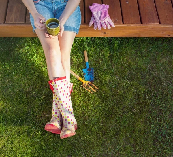 庭仕事の後のお茶と休憩の女性 — ストック写真