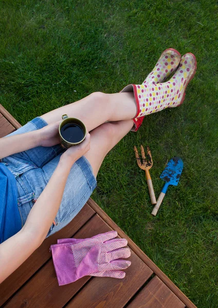 Mulher Descansando Com Xícara Chá Após Trabalho Jardim — Fotografia de Stock