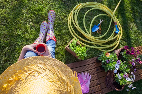 Frau Ruht Sich Nach Gartenarbeit Mit Tasse Tee Aus — Stockfoto