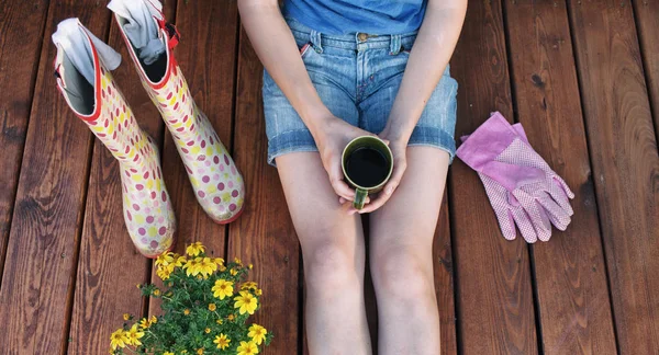 庭仕事の後のお茶と休憩の女性 — ストック写真