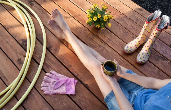 Donna Riposo Con Tazza Dopo Lavoro Giardino — Foto Stock