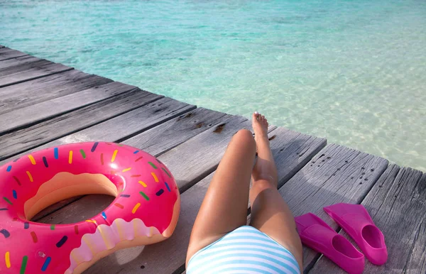 Jovem Morena Descansando Praia Com Tubo Interno Como Rosca Rosa — Fotografia de Stock