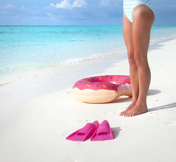 Woman Legs Bright Pink Flippers Blue Ocean Water — Stock Photo, Image