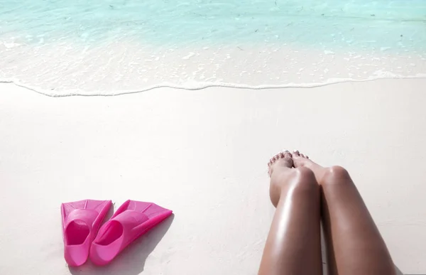 Жіночі Ноги Яскраво Рожевими Лапками Біля Блакитної Океанічної Води — стокове фото