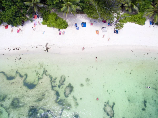 Flygfoto Över Tropisk Sandstrand Med Personer — Stockfoto