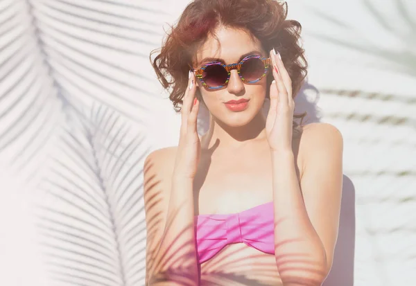 Kvinna Rosa Och Solglasögon Poserar Bakgrund Skuggor Palm Lämnar — Stockfoto