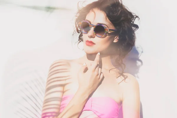 Mujer Sujetador Rosa Gafas Sol Posando Sobre Fondo Con Sombras —  Fotos de Stock