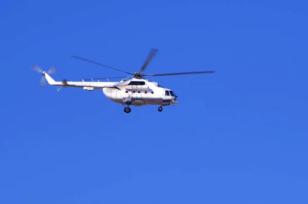 Weißer Hubschrauber am blauen Himmel. — Stockfoto