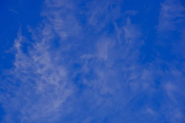 Nuvole fumose nel cielo blu. — Foto Stock