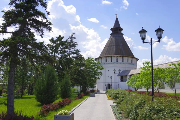 Astrakhan Kremlin parkta kuleye yol.
