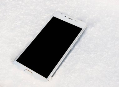 Beyaz akıllı telefon Lefit karda. Kış satışları ve indirimler