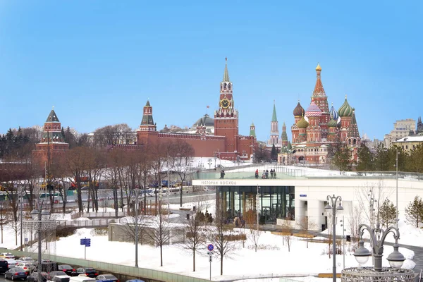 Vista do Kremlin em Moscou e St. Catedral de Basílio . — Fotografia de Stock