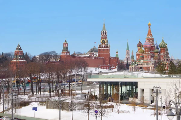 Vista del Kremlin en Moscú y St. Catedral de Basilio . —  Fotos de Stock