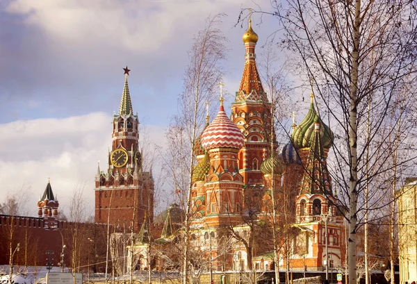 Vista del Kremlin en Moscú y St. Catedral de Basilio . —  Fotos de Stock