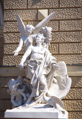Ukrayna. Odessa 'da. 06.30.20. Opera ve Bale Tiyatrosu 'nda heykel.
