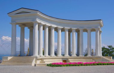Ukrayna, Odessa. 06.30.20. Doğu Avrupa, Eski Bina. Odessa 'daki Vorontsov Sarayı' nda Colonnade. Ukrayna.