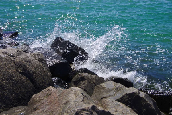 Vlny Narážející Velké Kameny Pobřeží — Stock fotografie