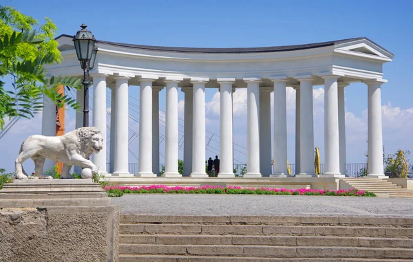 Ukrayna. Odessa 'da. 06.30.20. Vorontsov Sarayı 'nda Colonnade.
