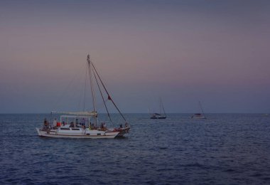 Ukrayna. Odessa 'da. 06.29.2020. Denizdeki yelkenlinin görüntüsü.