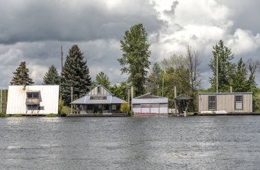 Eski kulübeleri ve Suvie Adası Oregon Nehri boyunca tekne.