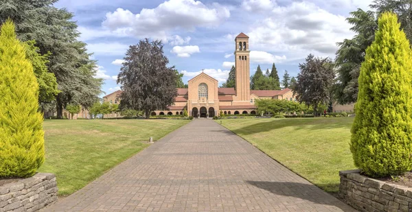 オレゴン州マウントエンジェル修道院聖ベネディクトのパノラマ — ストック写真