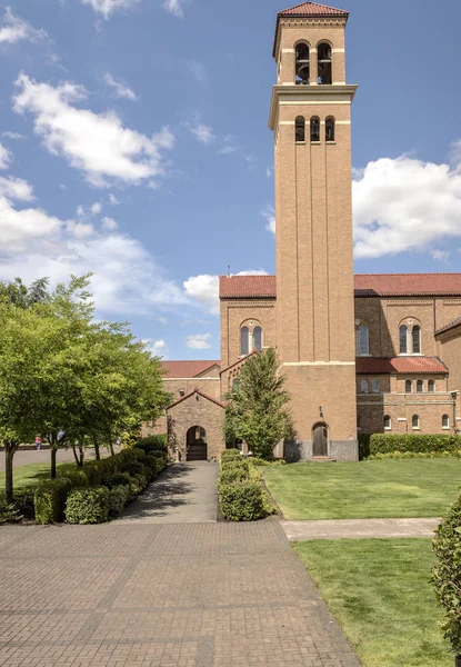 MT Angel Abbey St Benedict, kule ve Bahçe Oregon.